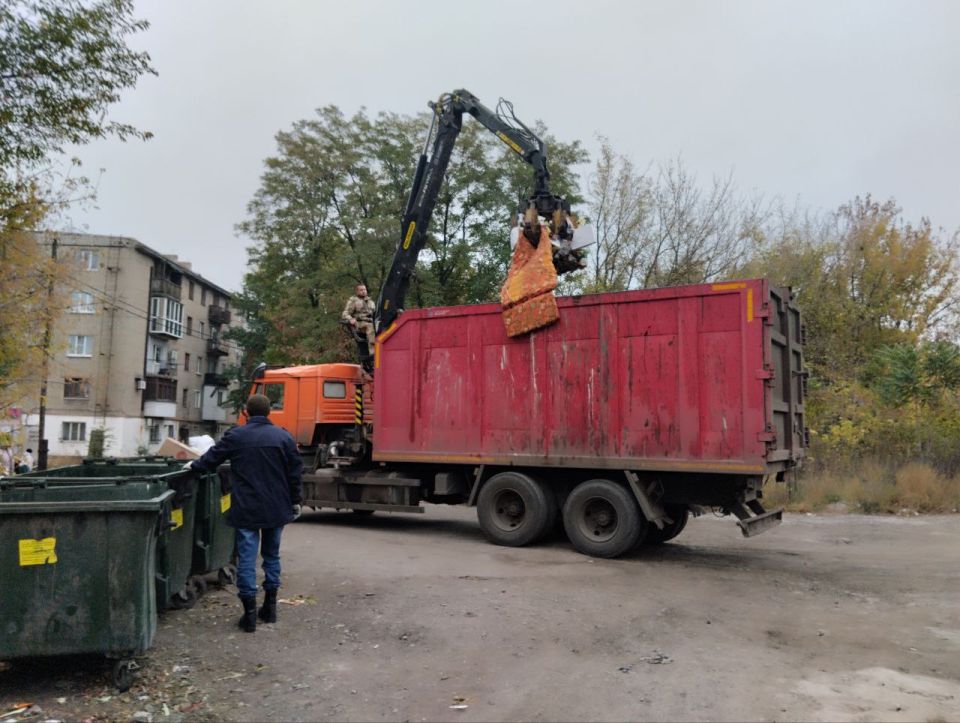 Сегодня, 24 октября с целью приведения территории в надлежащее санитарное состояние выполнены работы по вывозу крупногабаритных накоплений мусора на контейнерных площадках по адресам: ул. Ленина, д. 153, д. 155; кв-л Химик... Сегодня, 24 октября с целью приведения территории в надлежащее санитарное состояние выполнены работы по вывозу крупногабаритных накоплений мусора на контейнерных площадках по адресам: ул. Ленина, д. 153, д. 155; кв-л Химик...