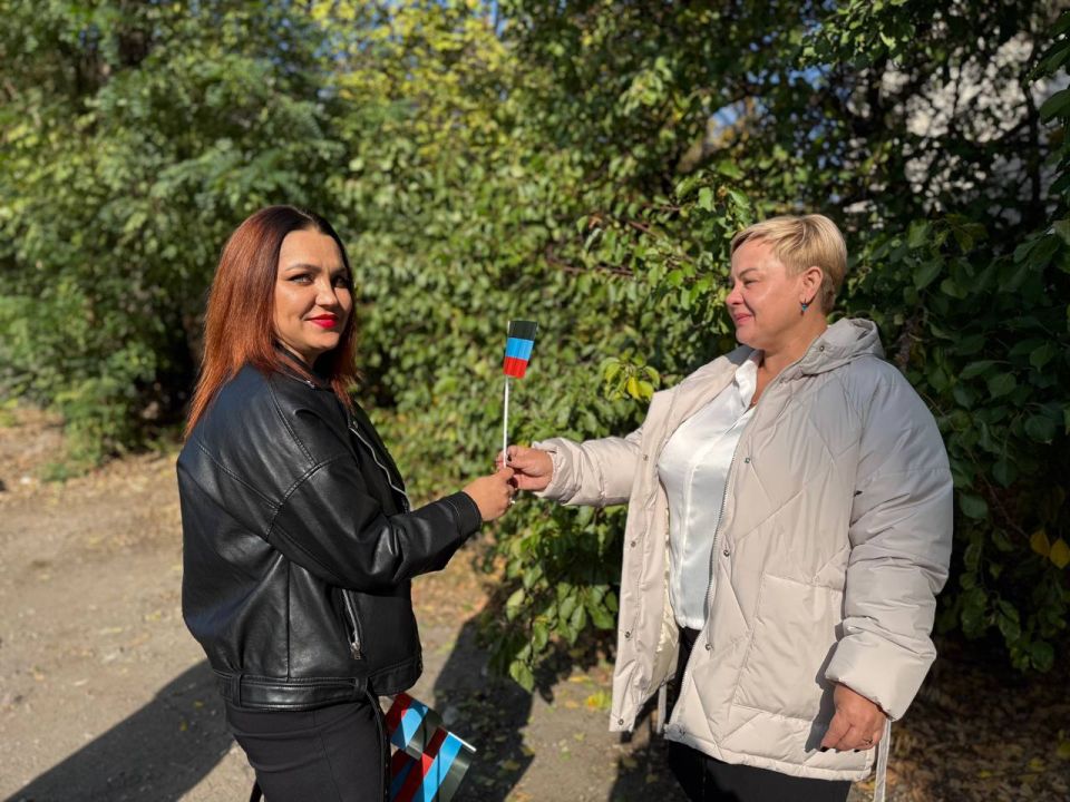 Сегодня, 24 октября, в канун Дня Государственного флага Донецкой Народной Республики активисты местного отделения Общественного Движения «Донецкая Республика» района приняли участие в акции «Флаг овеянный славой» Сегодня, 24 октября, в канун Дня Государственного флага Донецкой Народной Республики активисты местного отделения Общественного Движения «Донецкая Республика» района приняли участие в акции «Флаг овеянный славой»