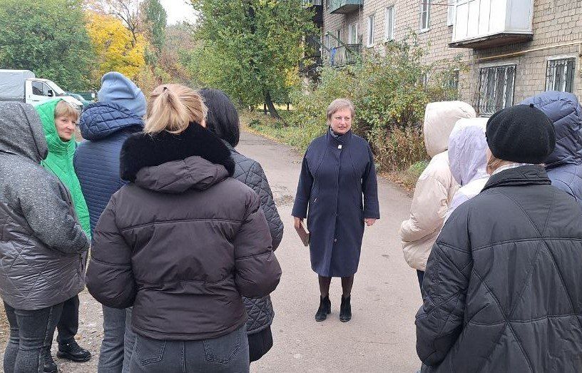 Сегодня, 24 октября, заместитель руководителя Управы Советского внутригородского района Надежда Прокапович провела встречу с населением возле дома № 6 второго микрорайона