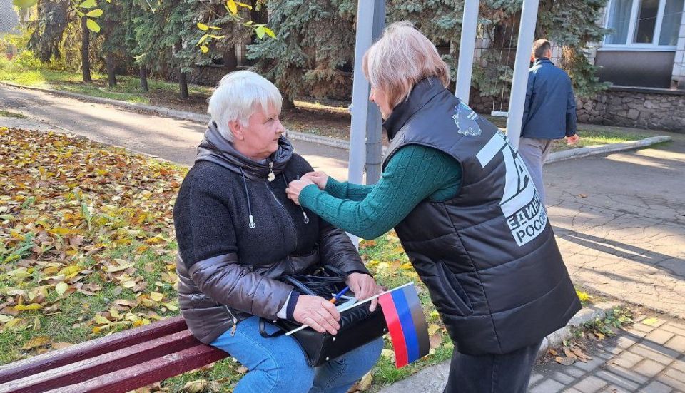 Сегодня, 24 октября, в преддверии Дня Государственного флага Донецкой Народной Республики в рамках партийного проекта Единой России «Историческая память» и проекта «Эхо времен» Общественного Движения «Донецкая Республика» в... Сегодня, 24 октября, в преддверии Дня Государственного флага Донецкой Народной Республики в рамках партийного проекта Единой России «Историческая память» и проекта «Эхо времен» Общественного Движения «Донецкая Республика» в...