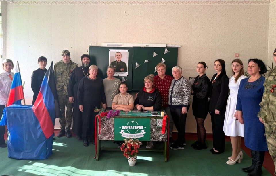 Сегодня, 24 октября 2025 года, в ГБОУ "СШ № 92 Г.О. МАКЕЕВКА" состоялось открытие Парты Героя, посвященной жизни и подвигу бывшего ученика, участника специальной военной операции, Павлущенко Андрею Борисовичу Сегодня, 24 октября 2025 года, в ГБОУ "СШ № 92 Г.О. МАКЕЕВКА" состоялось открытие Парты Героя, посвященной жизни и подвигу бывшего ученика, участника специальной военной операции, Павлущенко Андрею Борисовичу