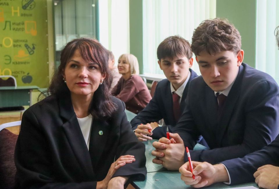 По инициативе Общественной палаты ДНР и члена Комитета Народного Совета по образованию, науке, культуре и делам общественных организаций Натальи Бурцевой ко Дню флага ДНР в Макеевском лицее № 1 "Лидер" прошла... По инициативе Общественной палаты ДНР и члена Комитета Народного Совета по образованию, науке, культуре и делам общественных организаций Натальи Бурцевой ко Дню флага ДНР в Макеевском лицее № 1 "Лидер" прошла...