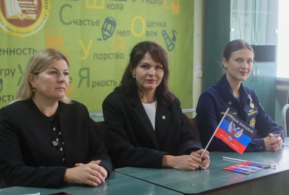 По инициативе Общественной палаты ДНР и члена Комитета Народного Совета по образованию, науке, культуре и делам общественных организаций Натальи Бурцевой ко Дню флага ДНР в Макеевском лицее № 1 "Лидер" прошла... По инициативе Общественной палаты ДНР и члена Комитета Народного Совета по образованию, науке, культуре и делам общественных организаций Натальи Бурцевой ко Дню флага ДНР в Макеевском лицее № 1 "Лидер" прошла...