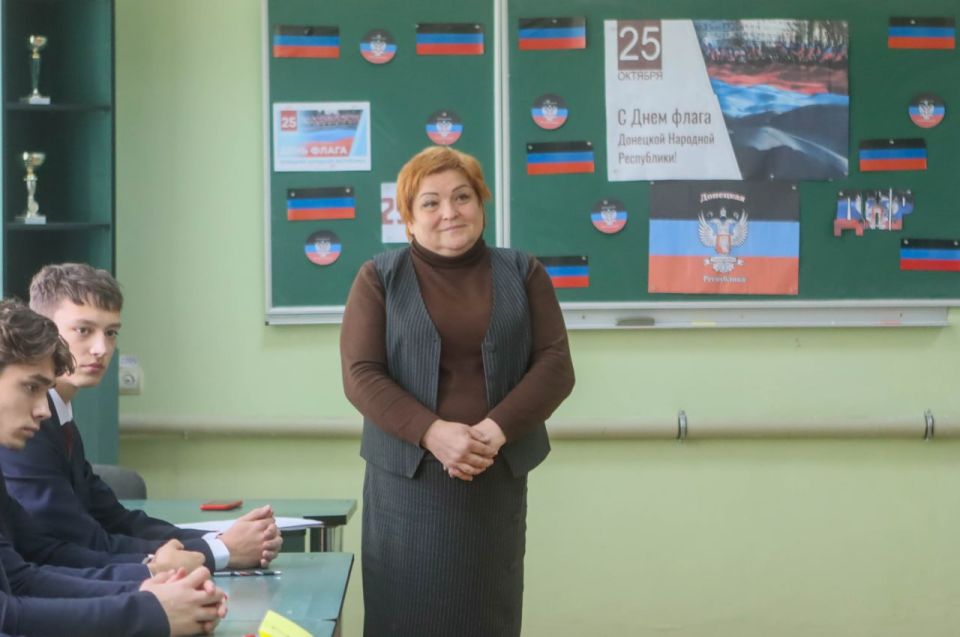 По инициативе Общественной палаты ДНР и члена Комитета Народного Совета по образованию, науке, культуре и делам общественных организаций Натальи Бурцевой ко Дню флага ДНР в Макеевском лицее № 1 "Лидер" прошла... По инициативе Общественной палаты ДНР и члена Комитета Народного Совета по образованию, науке, культуре и делам общественных организаций Натальи Бурцевой ко Дню флага ДНР в Макеевском лицее № 1 "Лидер" прошла...