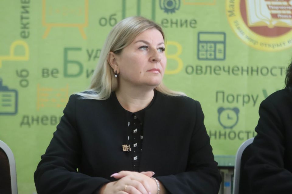 По инициативе Общественной палаты ДНР и члена Комитета Народного Совета по образованию, науке, культуре и делам общественных организаций Натальи Бурцевой ко Дню флага ДНР в Макеевском лицее № 1 "Лидер" прошла... По инициативе Общественной палаты ДНР и члена Комитета Народного Совета по образованию, науке, культуре и делам общественных организаций Натальи Бурцевой ко Дню флага ДНР в Макеевском лицее № 1 "Лидер" прошла...