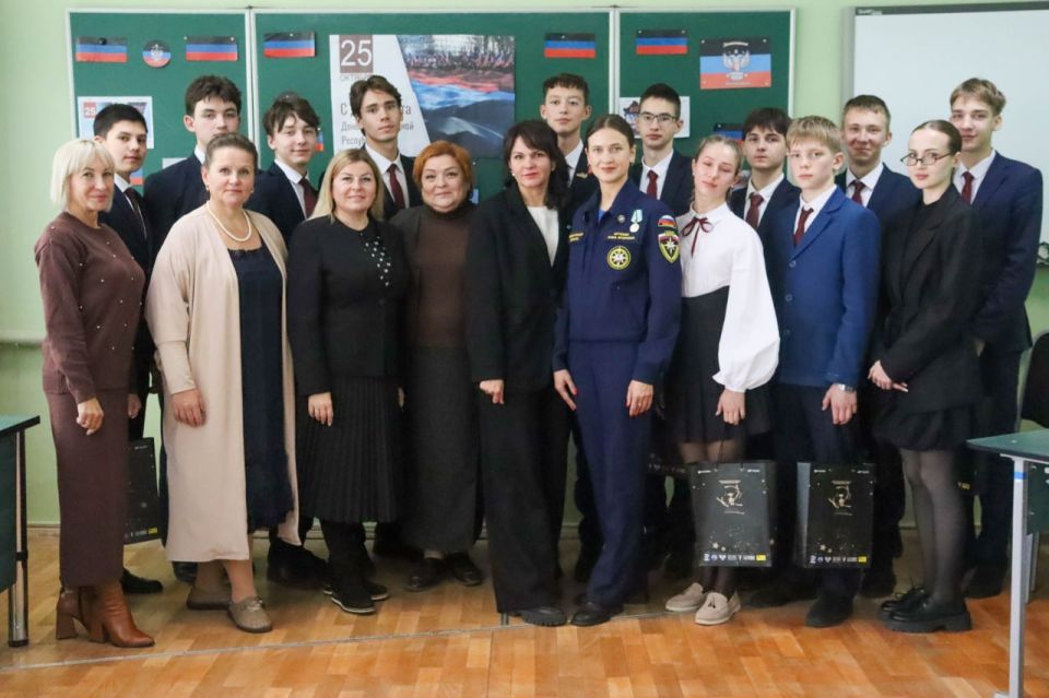 По инициативе Общественной палаты ДНР и члена Комитета Народного Совета по образованию, науке, культуре и делам общественных организаций Натальи Бурцевой ко Дню флага ДНР в Макеевском лицее № 1 "Лидер" прошла... По инициативе Общественной палаты ДНР и члена Комитета Народного Совета по образованию, науке, культуре и делам общественных организаций Натальи Бурцевой ко Дню флага ДНР в Макеевском лицее № 1 "Лидер" прошла...