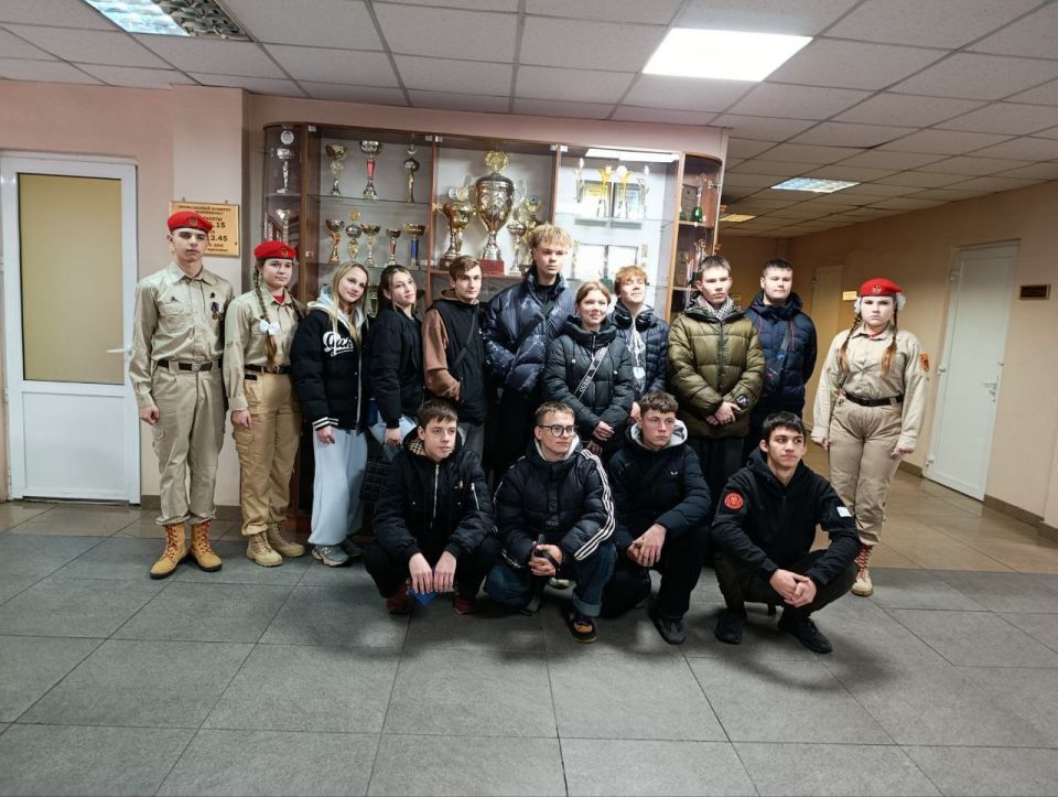 Макеевкокс посетили 20 ребят из общественных организаций «Движение первых» и «Молодая гвардия – Юнармия»