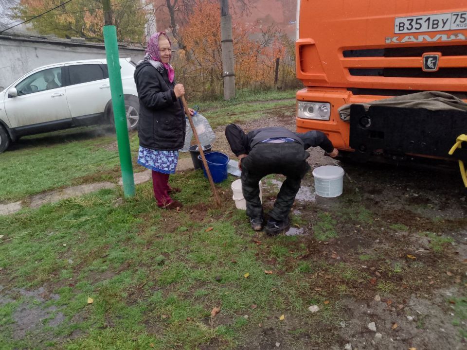 В Кировском внутригородском районе при поддержке региона-шефа Московская область продолжается подвоз воды для жителей домов, в которые в установленный графиком день не поступила вода В Кировском внутригородском районе при поддержке региона-шефа Московская область продолжается подвоз воды для жителей домов, в которые в установленный графиком день не поступила вода