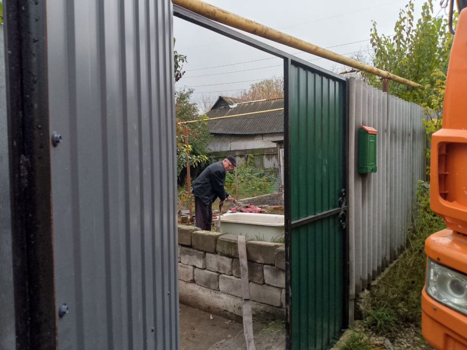 В Кировском внутригородском районе при поддержке региона-шефа Московская область продолжается подвоз воды для жителей домов, в которые в установленный графиком день не поступила вода В Кировском внутригородском районе при поддержке региона-шефа Московская область продолжается подвоз воды для жителей домов, в которые в установленный графиком день не поступила вода