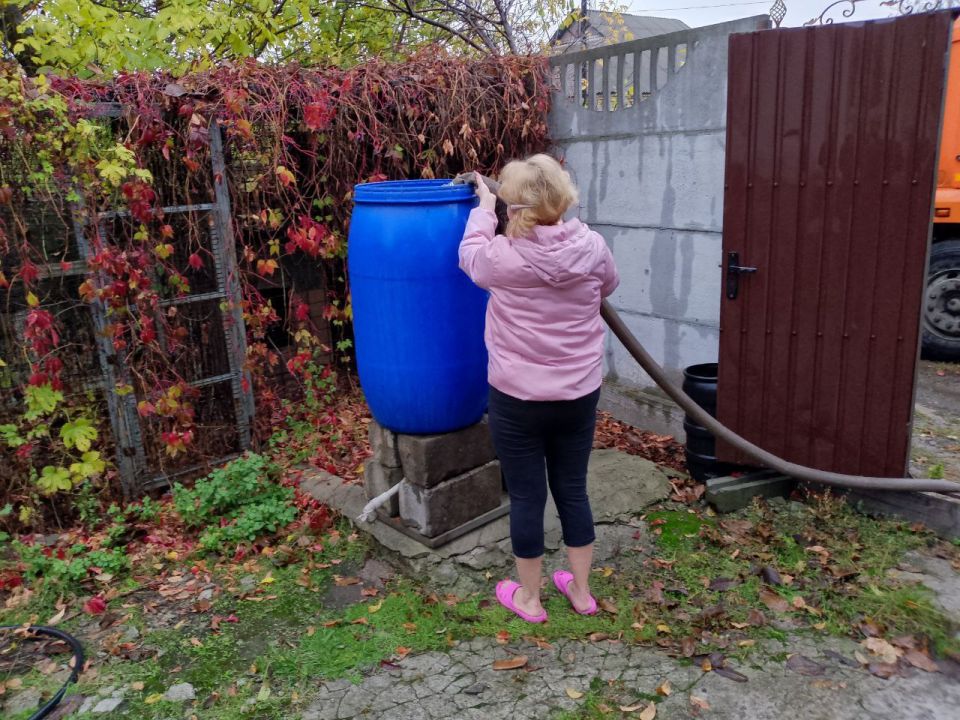В Кировском внутригородском районе при поддержке региона-шефа Московская область продолжается подвоз воды для жителей домов, в которые в установленный графиком день не поступила вода В Кировском внутригородском районе при поддержке региона-шефа Московская область продолжается подвоз воды для жителей домов, в которые в установленный графиком день не поступила вода