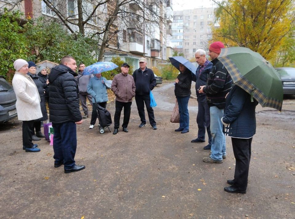 Сегодня, 27 октября руководитель Управы Червоногвардейского внутригородского района Администрации городского округа Макеевка Антон Гринзовский провел встречу с жителями жилого массива Горького возле дома № 10 по улице Чубаря Сегодня, 27 октября руководитель Управы Червоногвардейского внутригородского района Администрации городского округа Макеевка Антон Гринзовский провел встречу с жителями жилого массива Горького возле дома № 10 по улице Чубаря