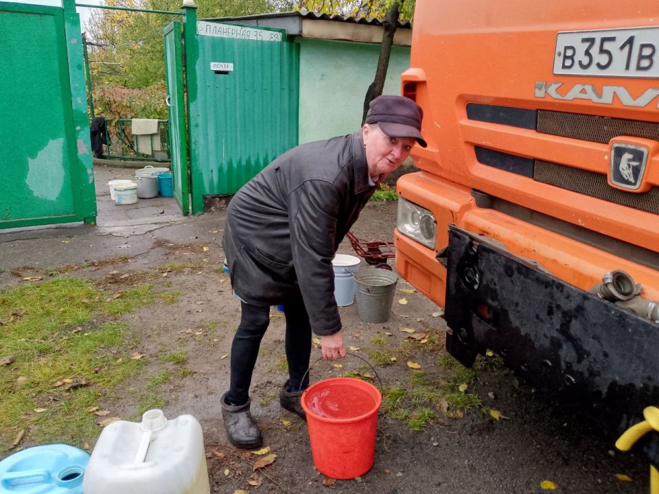 В Кировском внутригородском районе при поддержке региона-шефа Московская область продолжается подвоз воды для жителей домов, в которые в установленный графиком день не поступила вода В Кировском внутригородском районе при поддержке региона-шефа Московская область продолжается подвоз воды для жителей домов, в которые в установленный графиком день не поступила вода