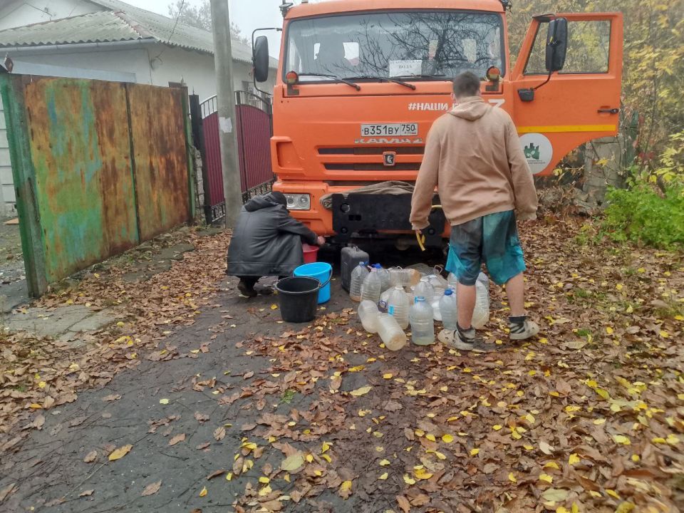 В Кировском внутригородском районе при поддержке региона-шефа Московская область продолжается подвоз воды для жителей домов, в которые в установленный графиком день не поступила вода В Кировском внутригородском районе при поддержке региона-шефа Московская область продолжается подвоз воды для жителей домов, в которые в установленный графиком день не поступила вода