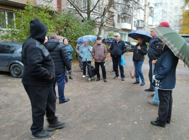 Сегодня, 27 октября руководитель Управы Червоногвардейского внутригородского района Администрации городского округа Макеевка Антон Гринзовский провел встречу с жителями жилого массива Горького возле дома № 10 по улице Чубаря Сегодня, 27 октября руководитель Управы Червоногвардейского внутригородского района Администрации городского округа Макеевка Антон Гринзовский провел встречу с жителями жилого массива Горького возле дома № 10 по улице Чубаря