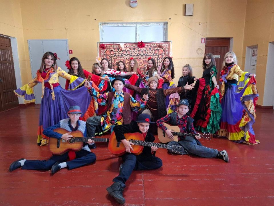 В преддверии осенних каникул в ГБОУ "СШ № 93 Г.О. МАКЕЕВКА" состоялась осенняя ярмарка, приуроченная ко Дню народного единства, с целью реализации проекта Историческая память