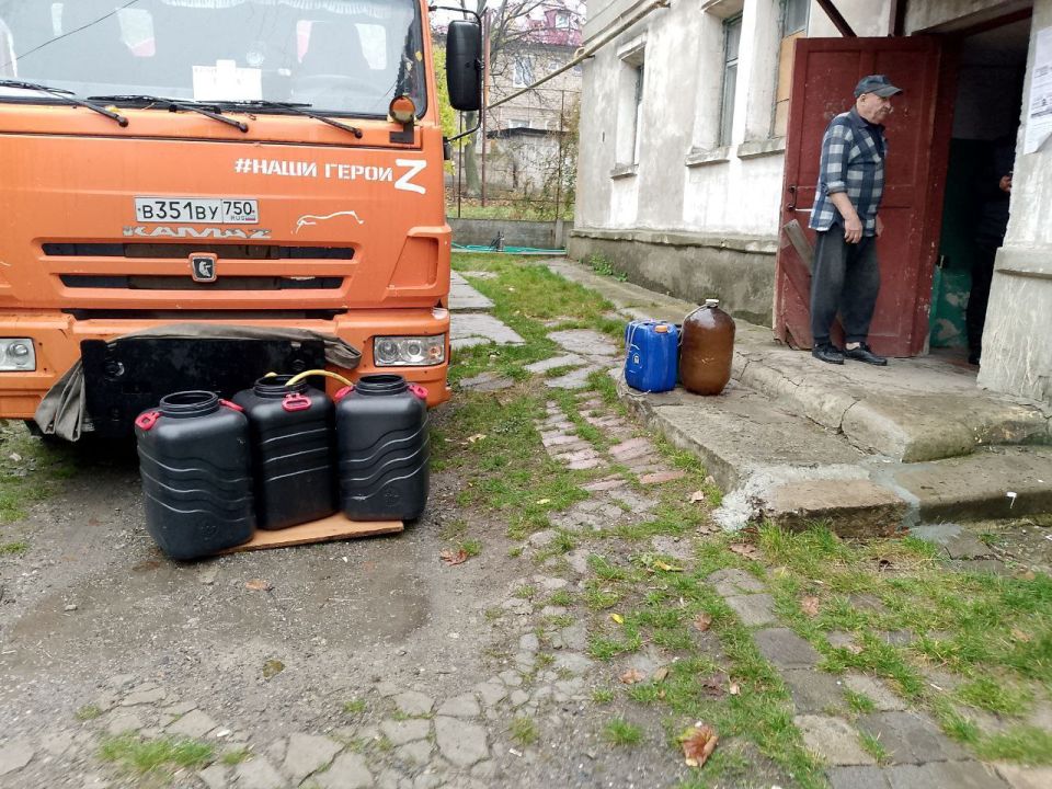 В Кировском внутригородском районе при поддержке региона-шефа Московская область продолжается подвоз воды для жителей домов, в которые в установленный графиком день не поступила вода В Кировском внутригородском районе при поддержке региона-шефа Московская область продолжается подвоз воды для жителей домов, в которые в установленный графиком день не поступила вода