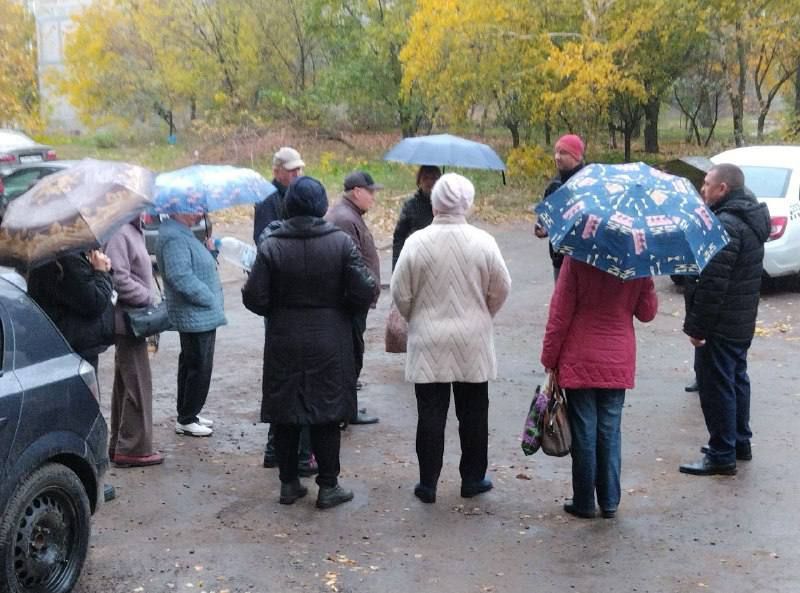Сегодня, 27 октября руководитель Управы Червоногвардейского внутригородского района Администрации городского округа Макеевка Антон Гринзовский провел встречу с жителями жилого массива Горького возле дома № 10 по улице Чубаря