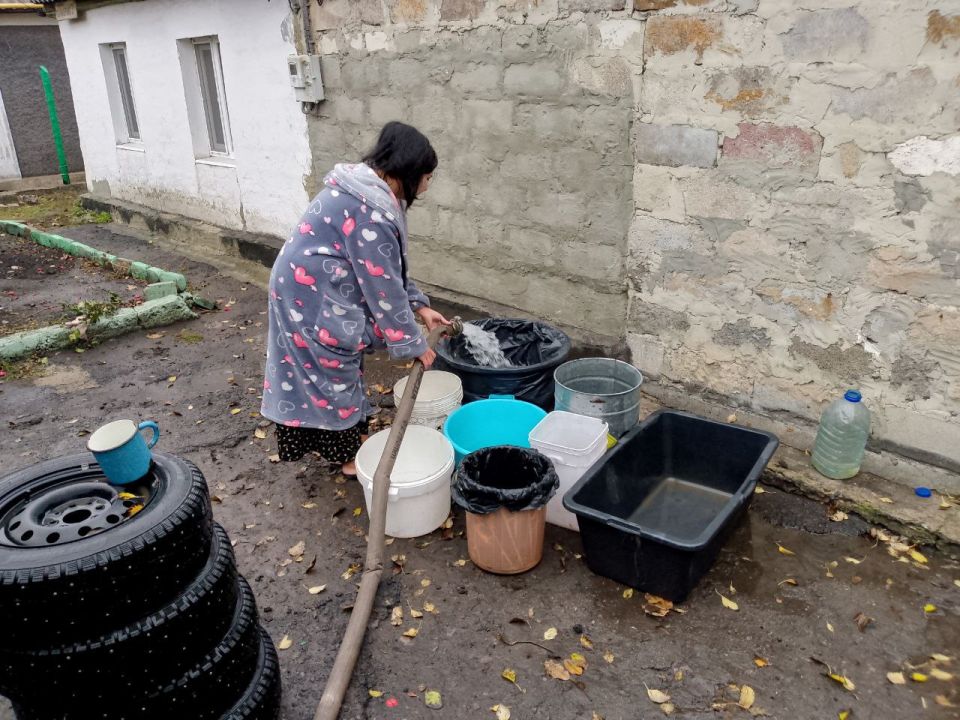 В Кировском внутригородском районе при поддержке региона-шефа Московская область продолжается подвоз воды для жителей домов, в которые в установленный графиком день не поступила вода В Кировском внутригородском районе при поддержке региона-шефа Московская область продолжается подвоз воды для жителей домов, в которые в установленный графиком день не поступила вода