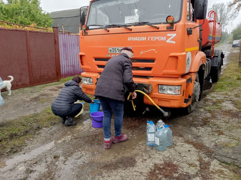 В Кировском внутригородском районе при поддержке региона-шефа Московская область продолжается подвоз воды для жителей домов, в которые в установленный графиком день не поступила вода В Кировском внутригородском районе при поддержке региона-шефа Московская область продолжается подвоз воды для жителей домов, в которые в установленный графиком день не поступила вода