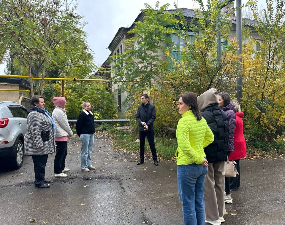 27 октября депутат Макеевского городского совета Сергей Зуев провел встречу с населением по адресу: г.о. Макеевка, г. Макеевка, ул. Панченко, д. 49 27 октября депутат Макеевского городского совета Сергей Зуев провел встречу с населением по адресу: г.о. Макеевка, г. Макеевка, ул. Панченко, д. 49