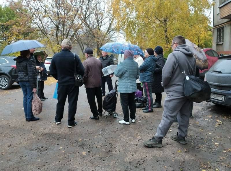 Сегодня, 27 октября руководитель Управы Червоногвардейского внутригородского района Администрации городского округа Макеевка Антон Гринзовский провел встречу с жителями жилого массива Горького возле дома № 10 по улице Чубаря Сегодня, 27 октября руководитель Управы Червоногвардейского внутригородского района Администрации городского округа Макеевка Антон Гринзовский провел встречу с жителями жилого массива Горького возле дома № 10 по улице Чубаря