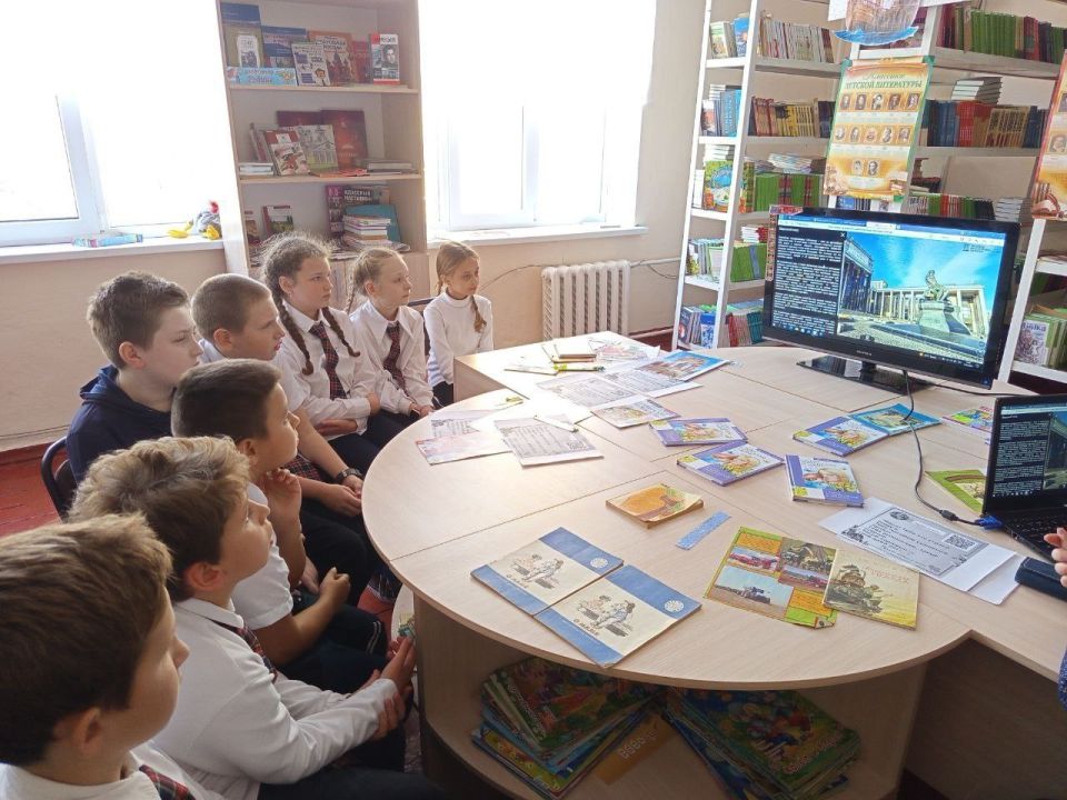 С целью привлечения внимания к пополнению литературных фондов в школьных библиотеках, приобщения детей к чтению, в период осенних каникул в общеобразовательных организациях городского округа Макеевка ребята принимают участие... С целью привлечения внимания к пополнению литературных фондов в школьных библиотеках, приобщения детей к чтению, в период осенних каникул в общеобразовательных организациях городского округа Макеевка ребята принимают участие...