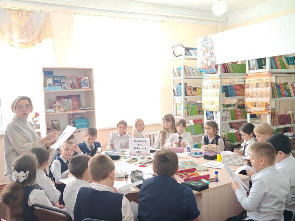 С целью привлечения внимания к пополнению литературных фондов в школьных библиотеках, приобщения детей к чтению, в период осенних каникул в общеобразовательных организациях городского округа Макеевка ребята принимают участие... С целью привлечения внимания к пополнению литературных фондов в школьных библиотеках, приобщения детей к чтению, в период осенних каникул в общеобразовательных организациях городского округа Макеевка ребята принимают участие...