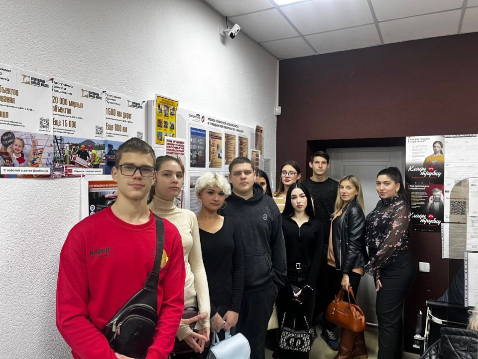 Продолжаем знакомство с миром профессий Продолжаем знакомство с миром профессий