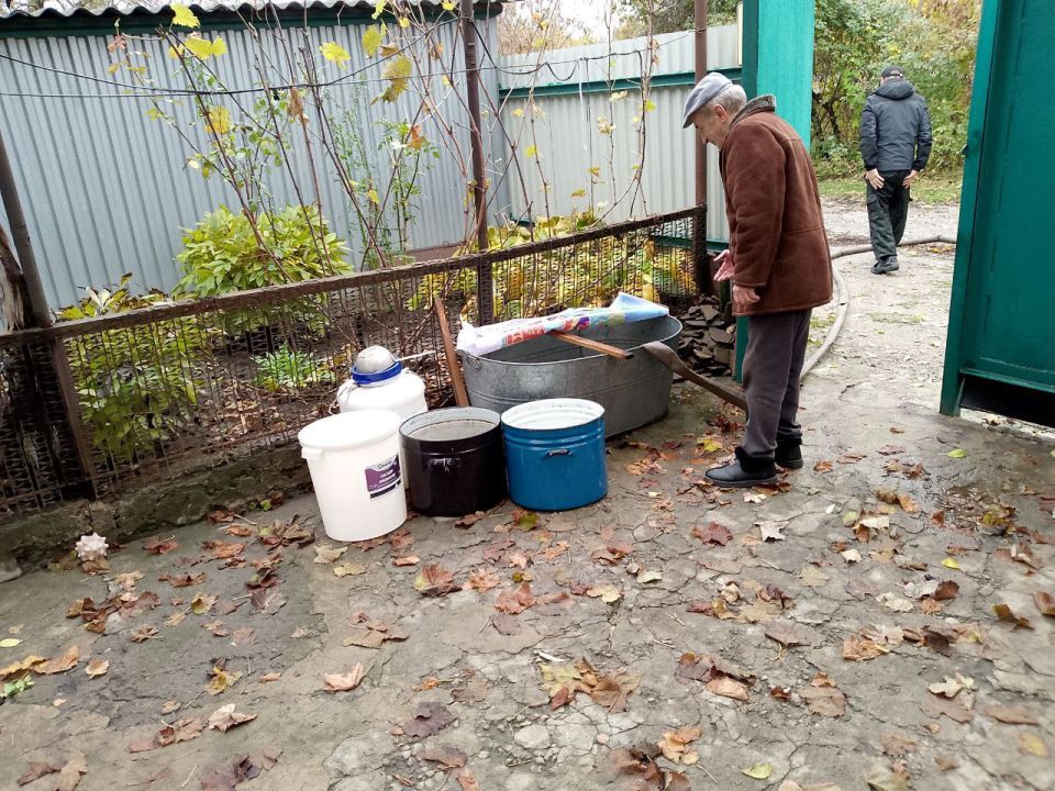 В Кировском внутригородском районе при поддержке региона-шефа Московская область продолжается подвоз воды для жителей домов, в которые в установленный графиком день не поступила вода В Кировском внутригородском районе при поддержке региона-шефа Московская область продолжается подвоз воды для жителей домов, в которые в установленный графиком день не поступила вода