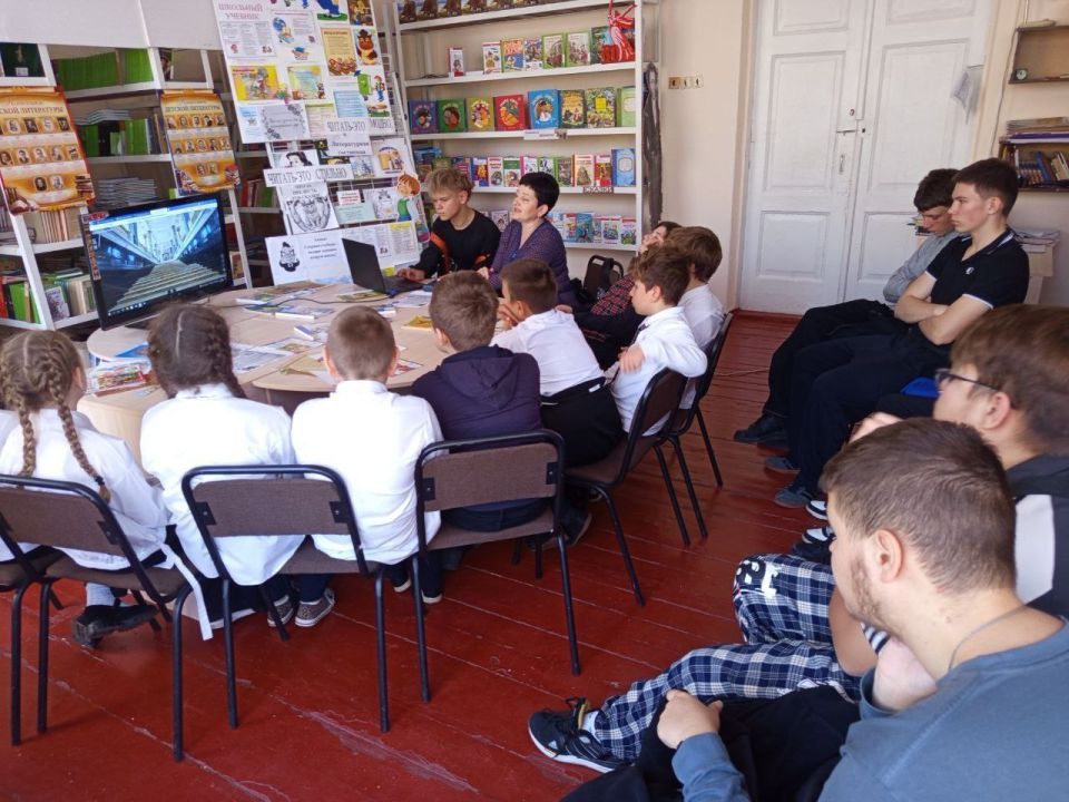 С целью привлечения внимания к пополнению литературных фондов в школьных библиотеках, приобщения детей к чтению, в период осенних каникул в общеобразовательных организациях городского округа Макеевка ребята принимают участие... С целью привлечения внимания к пополнению литературных фондов в школьных библиотеках, приобщения детей к чтению, в период осенних каникул в общеобразовательных организациях городского округа Макеевка ребята принимают участие...