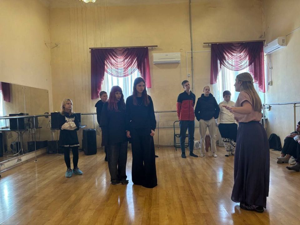 В период осенних каникул, 28 октября 2025 года на базе Донецкого республиканского академического молодежного театра было проведено мероприятие (театральная встреча, мастер-класс от актёров театра, игра «КУЛЬТУРНЫЙ СЁРФИНГ»)... В период осенних каникул, 28 октября 2025 года на базе Донецкого республиканского академического молодежного театра было проведено мероприятие (театральная встреча, мастер-класс от актёров театра, игра «КУЛЬТУРНЫЙ СЁРФИНГ»)...