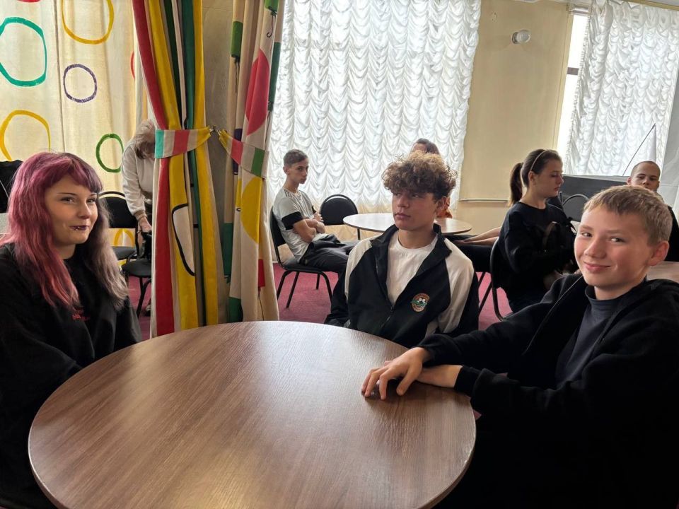 В период осенних каникул, 28 октября 2025 года на базе Донецкого республиканского академического молодежного театра было проведено мероприятие (театральная встреча, мастер-класс от актёров театра, игра «КУЛЬТУРНЫЙ СЁРФИНГ»)... В период осенних каникул, 28 октября 2025 года на базе Донецкого республиканского академического молодежного театра было проведено мероприятие (театральная встреча, мастер-класс от актёров театра, игра «КУЛЬТУРНЫЙ СЁРФИНГ»)...