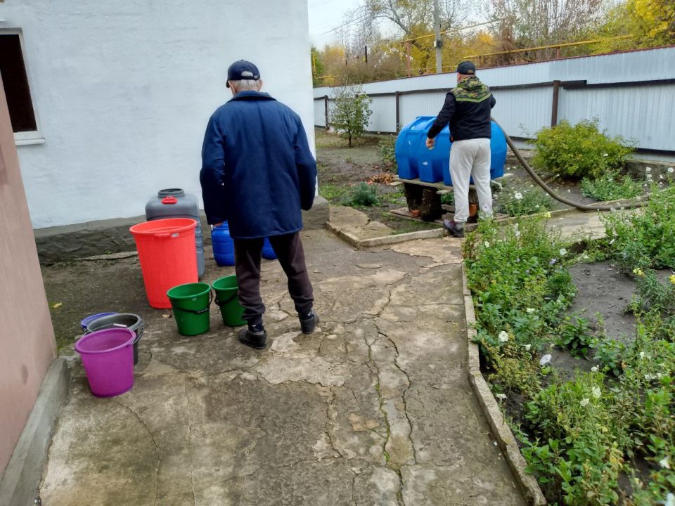 В Кировском внутригородском районе при поддержке региона-шефа Московская область продолжается подвоз воды для жителей домов, в которые в установленный графиком день не поступила вода В Кировском внутригородском районе при поддержке региона-шефа Московская область продолжается подвоз воды для жителей домов, в которые в установленный графиком день не поступила вода