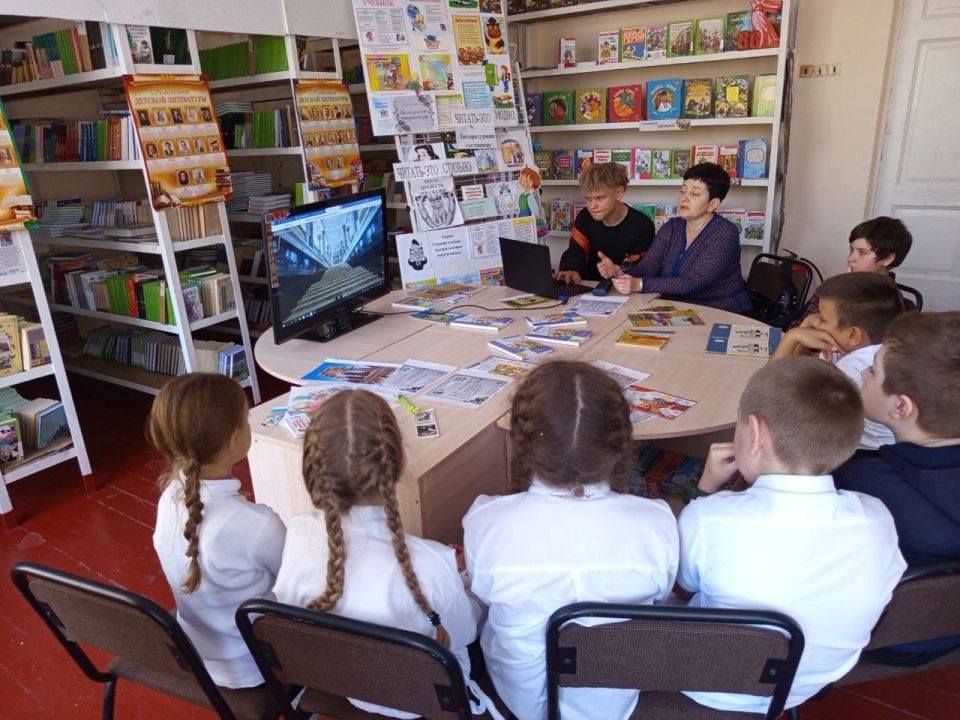 С целью привлечения внимания к пополнению литературных фондов в школьных библиотеках, приобщения детей к чтению, в период осенних каникул в общеобразовательных организациях городского округа Макеевка ребята принимают участие... С целью привлечения внимания к пополнению литературных фондов в школьных библиотеках, приобщения детей к чтению, в период осенних каникул в общеобразовательных организациях городского округа Макеевка ребята принимают участие...