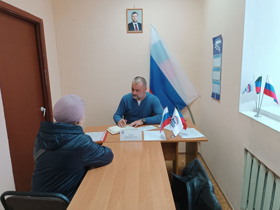 Сегодня, 28 октября депутат Макеевского городского совета Игорь Сепик провёл приём граждан в Общественной приемной Председателя партии «Единая Россия» Червоногвардейского района городского округа Макеевка