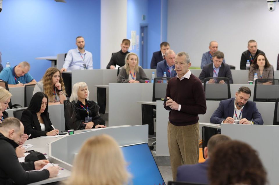 Заместитель министра промышленности и торговли ДНР Наталья Козина и директор департамента торговли Минпромторга ДНР Дарья Мирошник приняли участие в церемонии открытия новой программы "Угольные города" Заместитель министра промышленности и торговли ДНР Наталья Козина и директор департамента торговли Минпромторга ДНР Дарья Мирошник приняли участие в церемонии открытия новой программы "Угольные города"