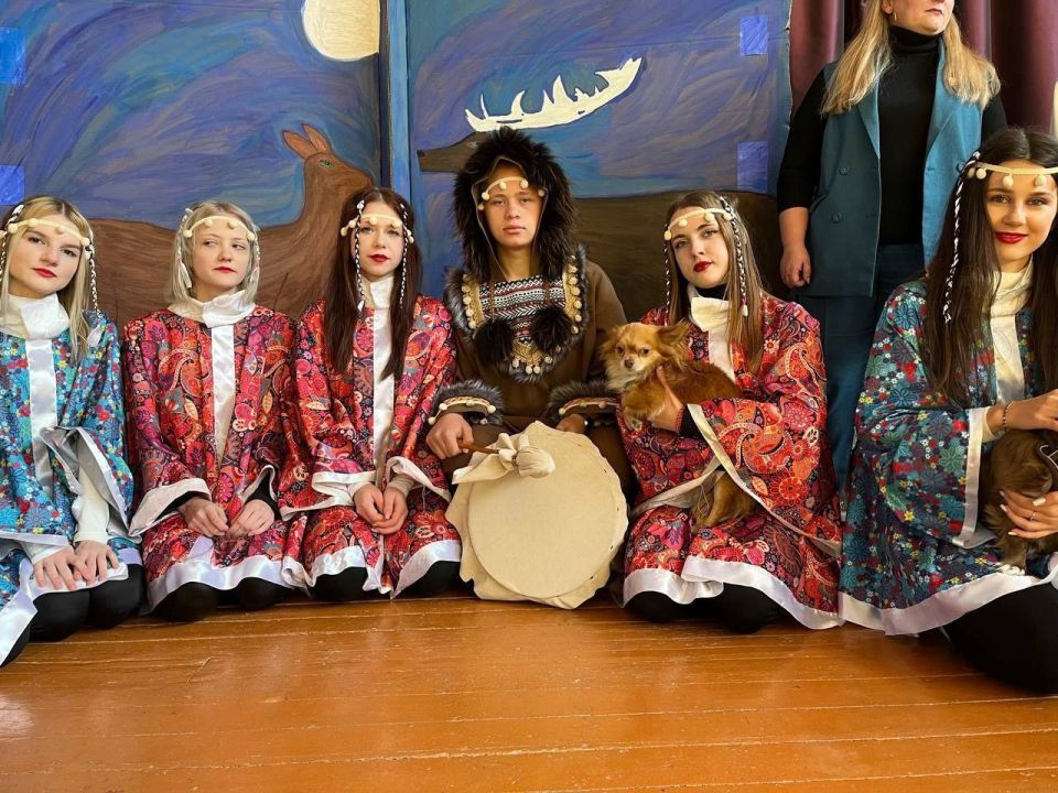 В рамках празднования Дня народного единства, секретари ПО 593 и ПО 592 Червоногвардейского района Всероссийский политической партии "Единая Россия" совместно с учениками 11-А класса ГБОУ "Средняя школа № 37 г.о.Макеевка"... В рамках празднования Дня народного единства, секретари ПО 593 и ПО 592 Червоногвардейского района Всероссийский политической партии "Единая Россия" совместно с учениками 11-А класса ГБОУ "Средняя школа № 37 г.о.Макеевка"...