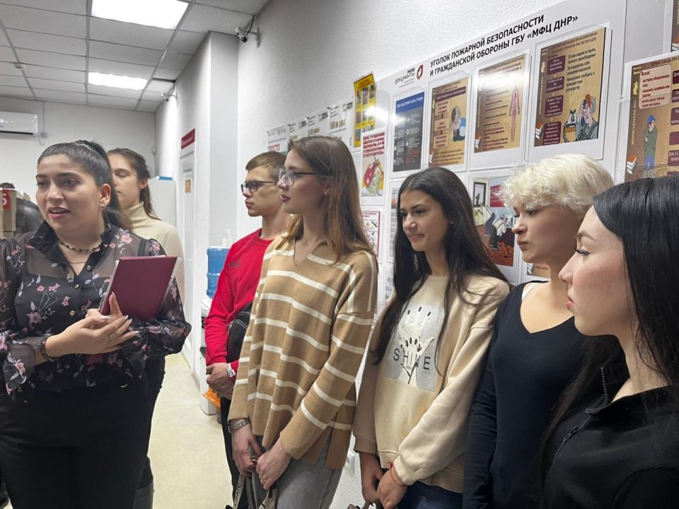 Продолжаем знакомство с миром профессий Продолжаем знакомство с миром профессий