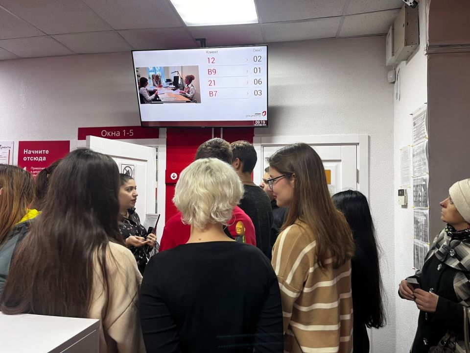 Продолжаем знакомство с миром профессий Продолжаем знакомство с миром профессий