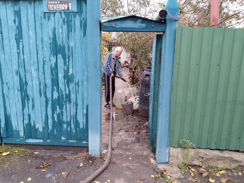 В Кировском внутригородском районе при поддержке региона-шефа Московская область продолжается подвоз воды для жителей домов, в которые в установленный графиком день не поступила вода В Кировском внутригородском районе при поддержке региона-шефа Московская область продолжается подвоз воды для жителей домов, в которые в установленный графиком день не поступила вода