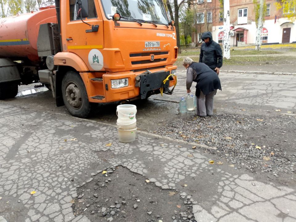 В Кировском внутригородском районе при поддержке региона-шефа Московская область продолжается подвоз воды для жителей домов, в которые в установленный графиком день не поступила вода В Кировском внутригородском районе при поддержке региона-шефа Московская область продолжается подвоз воды для жителей домов, в которые в установленный графиком день не поступила вода