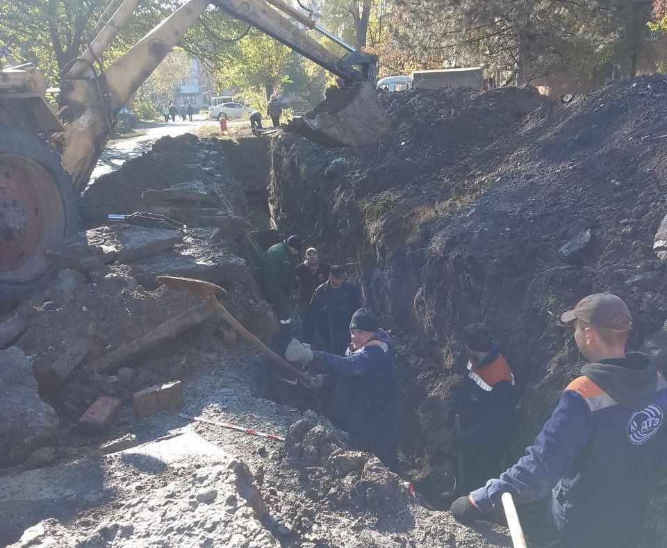 Сегодня, 29 октября, с целью восстановления подачи теплоносителя на жилые дома №№ 14, 15, 16 квартала Химик силами Филиала «Макеевкатеплосеть» ГУП ДНР «Донбасстеплоэнерго» проведены работы по замене аварийного участка... Сегодня, 29 октября, с целью восстановления подачи теплоносителя на жилые дома №№ 14, 15, 16 квартала Химик силами Филиала «Макеевкатеплосеть» ГУП ДНР «Донбасстеплоэнерго» проведены работы по замене аварийного участка...