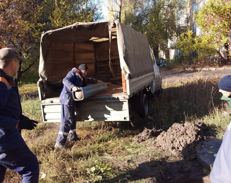 Сегодня, 29 октября, с целью восстановления подачи теплоносителя на жилые дома №№ 14, 15, 16 квартала Химик силами Филиала «Макеевкатеплосеть» ГУП ДНР «Донбасстеплоэнерго» проведены работы по замене аварийного участка... Сегодня, 29 октября, с целью восстановления подачи теплоносителя на жилые дома №№ 14, 15, 16 квартала Химик силами Филиала «Макеевкатеплосеть» ГУП ДНР «Донбасстеплоэнерго» проведены работы по замене аварийного участка...