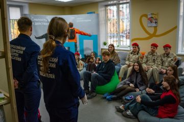 Добровольцы Донецкого РО ВСКС провели мастер-класс по основам оказания первой помощи для активистов «Движения Первых», юнармейцев и учащихся макеевских школ №29 и №49