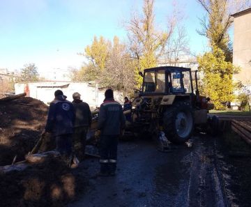 Сегодня, 29 октября, с целью восстановления подачи теплоносителя на жилые дома №№ 14, 15, 16 квартала Химик силами Филиала «Макеевкатеплосеть» ГУП ДНР «Донбасстеплоэнерго» проведены работы по замене аварийного участка...