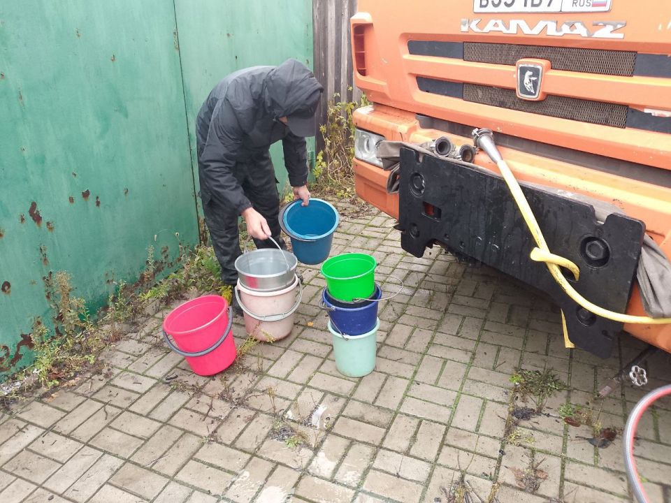 В Кировском внутригородском районе при поддержке региона-шефа Московская область продолжается подвоз воды для жителей домов, в которые в установленный графиком день не поступила вода