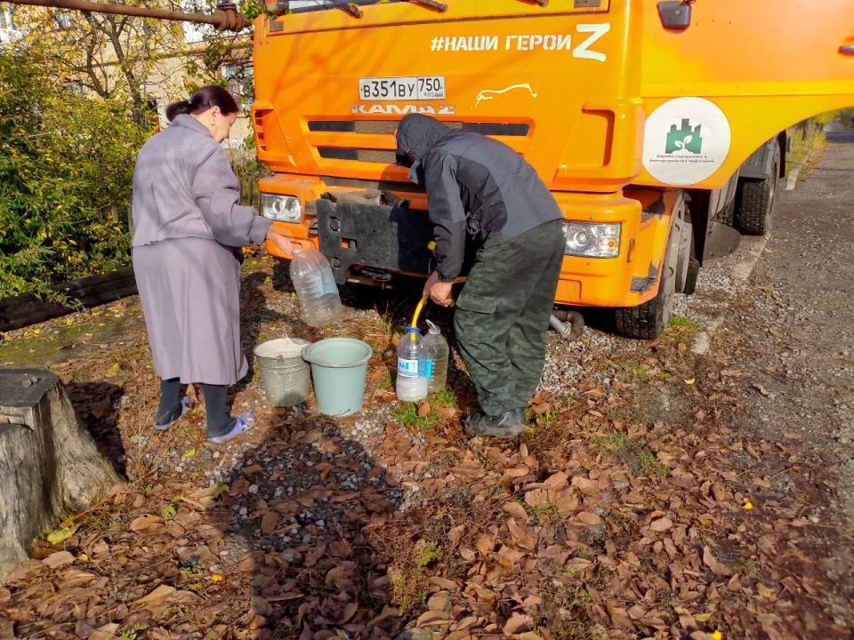 В Кировском внутригородском районе при поддержке региона-шефа Московская область продолжается подвоз воды для жителей домов, в которые в установленный графиком день не поступила вода В Кировском внутригородском районе при поддержке региона-шефа Московская область продолжается подвоз воды для жителей домов, в которые в установленный графиком день не поступила вода