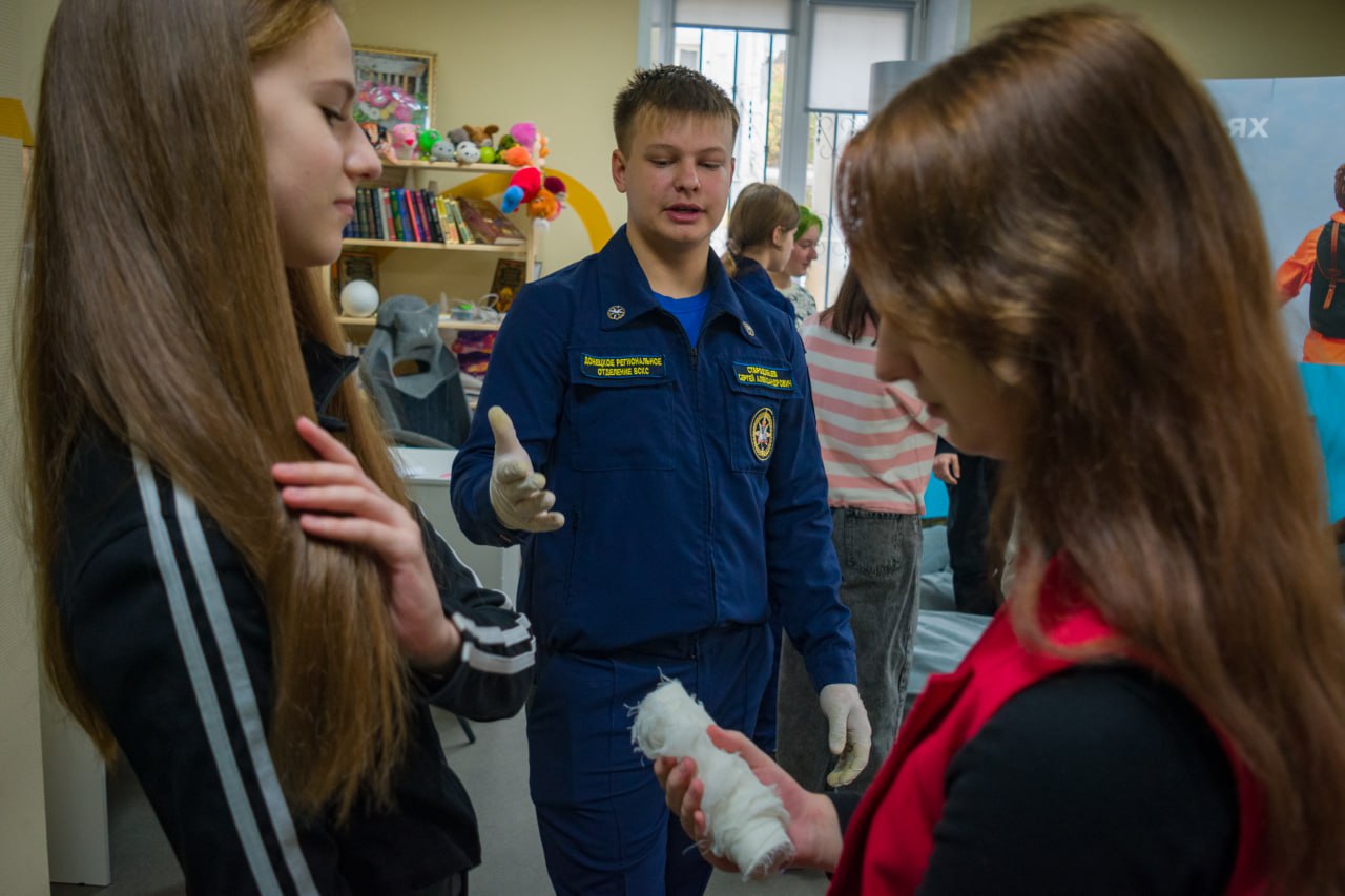 Добровольцы Донецкого РО ВСКС провели мастер-класс по основам оказания первой помощи для активистов «Движения Первых», юнармейцев и учащихся макеевских школ №29 и №49 Добровольцы Донецкого РО ВСКС провели мастер-класс по основам оказания первой помощи для активистов «Движения Первых», юнармейцев и учащихся макеевских школ №29 и №49