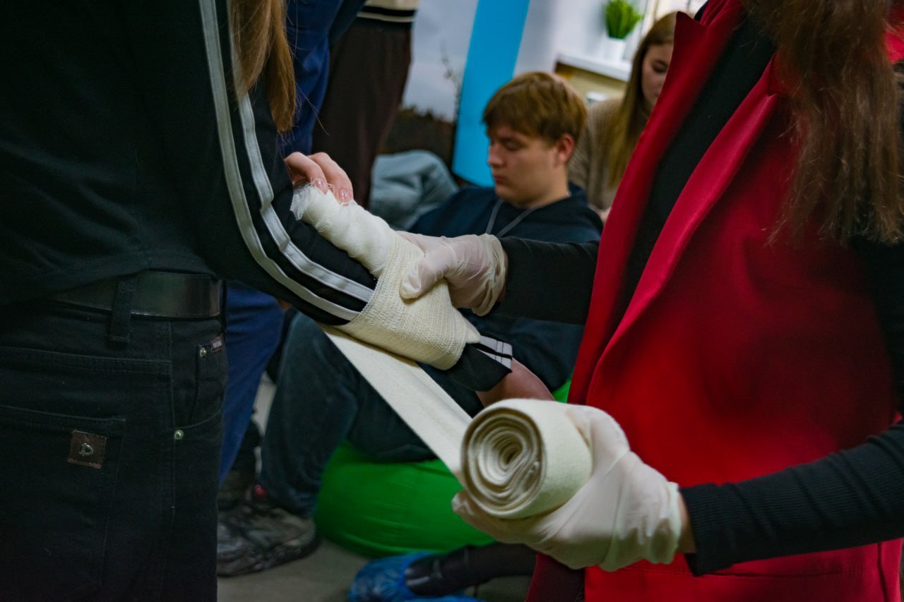 Добровольцы Донецкого РО ВСКС провели мастер-класс по основам оказания первой помощи для активистов «Движения Первых», юнармейцев и учащихся макеевских школ №29 и №49 Добровольцы Донецкого РО ВСКС провели мастер-класс по основам оказания первой помощи для активистов «Движения Первых», юнармейцев и учащихся макеевских школ №29 и №49