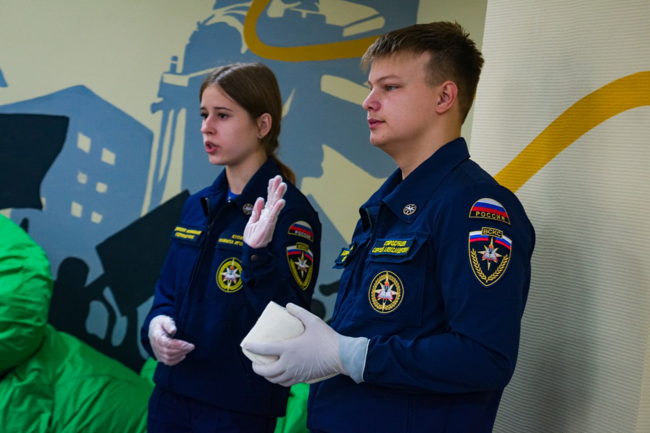 Добровольцы Донецкого РО ВСКС провели мастер-класс по основам оказания первой помощи для активистов «Движения Первых», юнармейцев и учащихся макеевских школ №29 и №49 Добровольцы Донецкого РО ВСКС провели мастер-класс по основам оказания первой помощи для активистов «Движения Первых», юнармейцев и учащихся макеевских школ №29 и №49